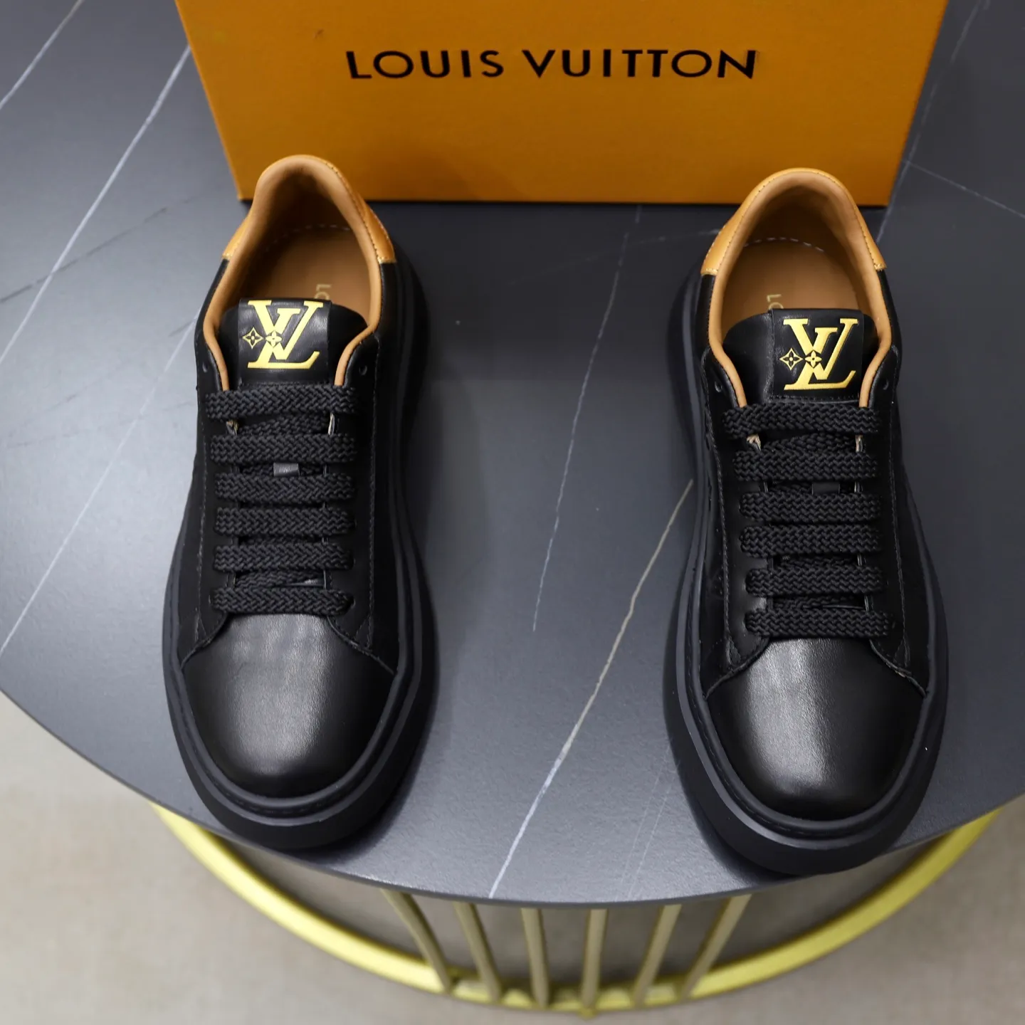 Ex-factory price: 480💰🙅‍♂️🙅‍♂️🙅‍♂️ Brand: LV Louis Vuitton Standard code: 38-44 (45 customized) Grade: Same as the official website Material: Original cowhide fabric Comfortable cowhide lining Increased lightness, wear-resistant and soft outsole Style category: Men's fashionable casual shoes Running sneakers Distinguished luxury brand elements Top luxury Color: actual picture color